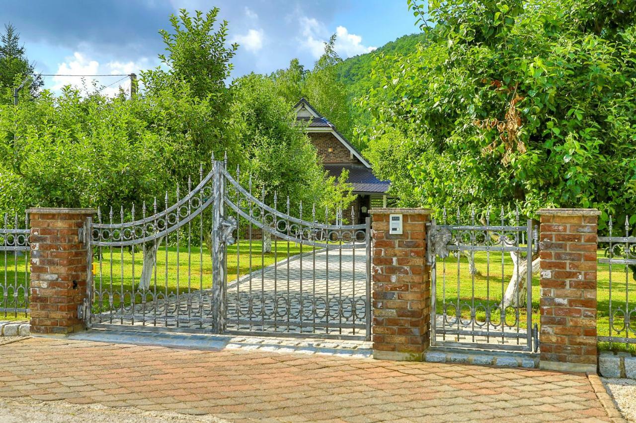 Holiday Home Villa Sara Біхач Екстер'єр фото